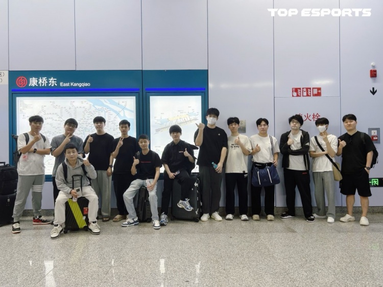 TES官方晒照：全员出发，我们北京见